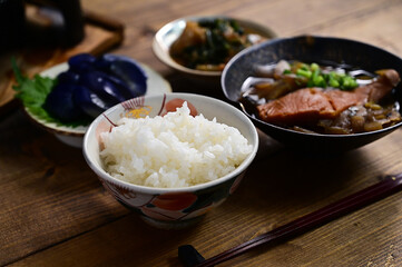 鮭の煮物、鯛の胡麻和えと茄子の漬物