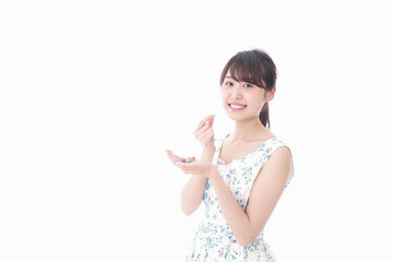 お菓子を食べる若い女性
