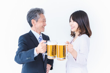 上司と乾杯をする女性社員