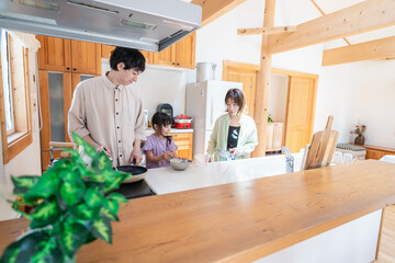 家族で料理を作る仲良しのファミリー