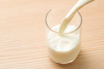 ガラスのコップに牛乳を注ぐ