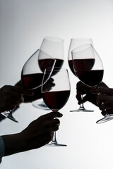 ワインで乾杯する男女