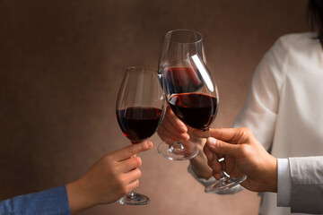 ワインで乾杯する男女
