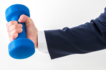 ダンベルを持ち上げるビジネスマン