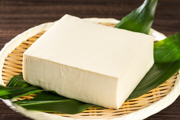 竹笊にのせた豆腐