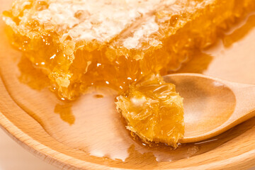 巣蜜と木製のスプーン