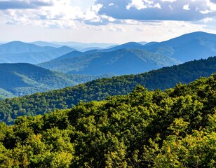 Naklejka premium Panoramic View of a Mountain Range Under a Cloudy Sky