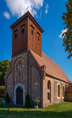 Die denkmalgeschützte Dorfkirche Bestensee mit ihrem holzverschalten Dachturm, Ansicht von Südwesten