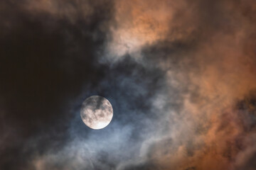 Clair de lune à travers les nuages dans le ciel nocturne