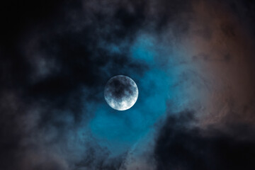Clair de lune à travers les nuages dans le ciel nocturne
