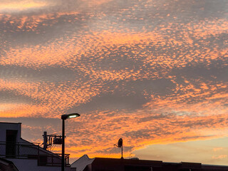 夕焼けに染まる鱗雲　日本