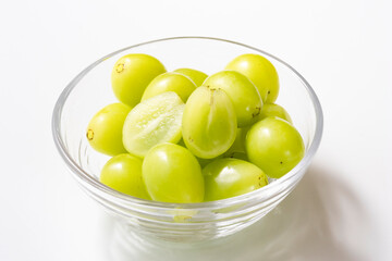 かごに入ったみずみずしいシャインマスカット Shine Muscat grapes basket fresh fruit