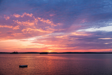 Obraz premium Sonnenuntergang am See mit vollen Farben