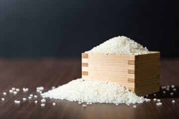 枡に盛られた白米 White rice served in a wooden measuring box