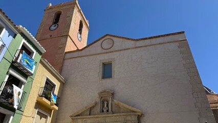 Historical Architecture: A serene view of a majestic architectural structure basking in the sun, displaying grandeur.