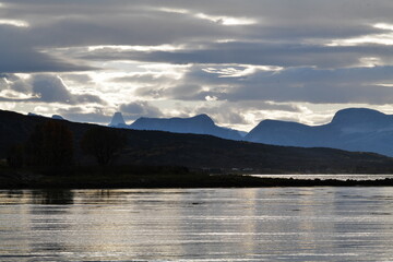 Lumi&egrave;re voil&eacute;e sur eaux tranquilles