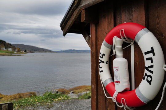 Bou&eacute;e et fjord : veille silencieuse sur rivage scandinave