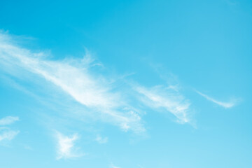 ふわふわした薄い雲と夏のようなさわやかな青空　風に流れる雲と美しい天気 秋の空