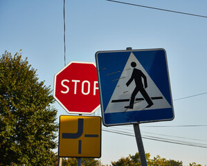 znaki drogowe,niebo,drzewa © Marcin Łazarczyk