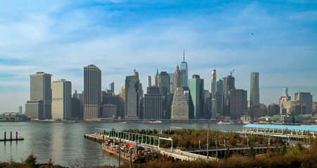 Naklejka premium Distrito financiero de Manhattan desde Brooklyn Heights Promenade, New York, EEUU. Panorámica de los rascacielos del bajo Manhattan y el río Este. Otoño 2019.