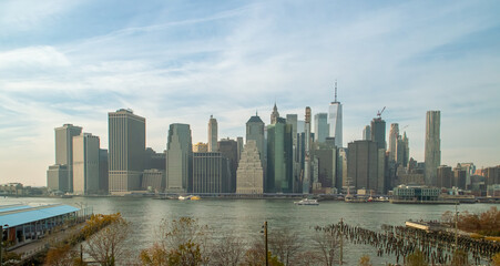 Distrito financiero de Manhattan desde Brooklyn Heights Promenade, New York, EEUU. Panor&aacute;mica de los rascacielos del bajo Manhattan y el r&iacute;o Este. Oto&ntilde;o 2019.