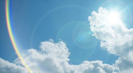 夏の晴天、青空に流れる積乱雲ふわふわの入道雲と輝く太陽のレンズフレア 夏・夏休み・行楽・バカンス・アウトドア・キャンプ・天気・台風一過・紫外線・日焼け 秋・秋晴れ