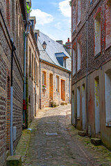 Rue étroite dans le centre-ville  de Saint-Valéry-en-Caux