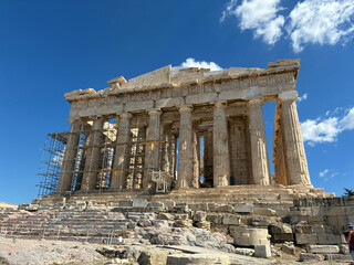 Obraz premium Full view of the Parthenon temple at the Acropolis of Athens on a bright sunny day with blue skies, ancient marble textures and Greek heritage architecture.