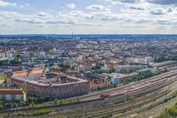 Ausblick auf die Großstadt Nürnberg an einem sonnigen Sommertag