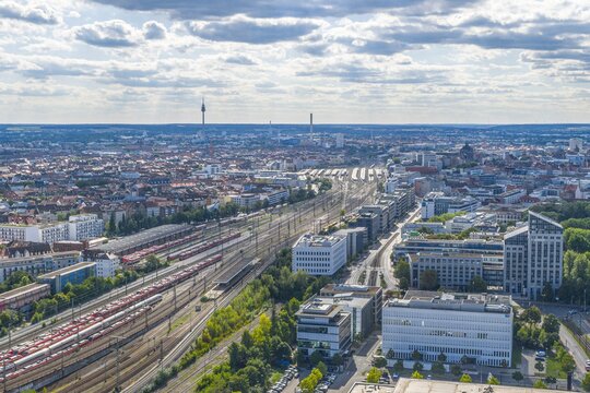 Ausblick auf die Gro&szlig;stadt N&uuml;rnberg an einem sonnigen Sommertag, Blick zum Hauptbahnhof