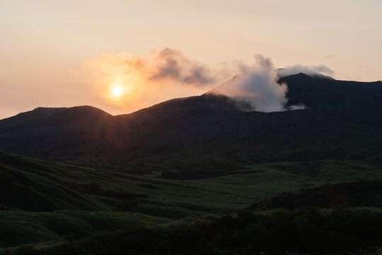 阿蘇山の夕日」の写真素材 | 1,694件の無料イラスト画像 | Adobe Stock