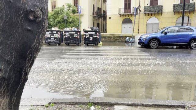 strada allagata a Palermo, schizzi d'acqua