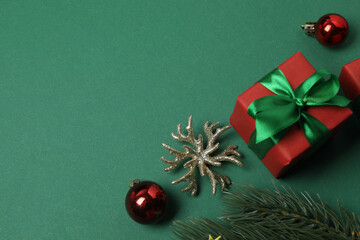 Festive scene with wrapped gifts, candies and decorations, sometimes on a green background, conveying Christmas greetings and celebration

