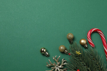 Festive scene with wrapped gifts, candies and decorations, sometimes on a green background, conveying Christmas greetings and celebration
