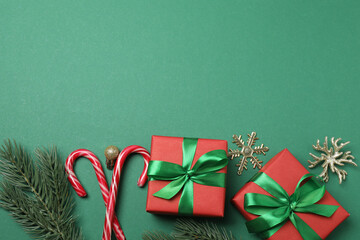 Festive scene with wrapped gifts, candies and decorations, sometimes on a green background, conveying Christmas greetings and celebration

