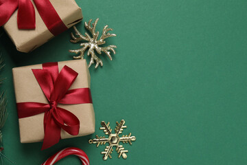 Festive scene with wrapped gifts, candies and decorations, sometimes on a green background, conveying Christmas greetings and celebration
