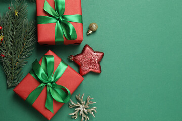 Festive scene with wrapped gifts, candies and decorations, sometimes on a green background, conveying Christmas greetings and celebration

