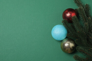 Festive scene with wrapped gifts, candies and decorations, sometimes on a green background, conveying Christmas greetings and celebration
