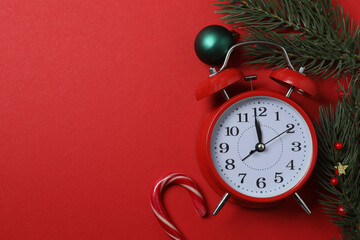 Festive scene with wrapped gifts, candies and decorations, sometimes on a bright red background, conveying Christmas greetings and celebration
