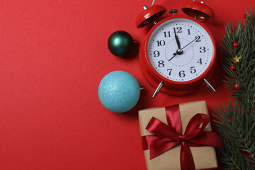Festive scene with wrapped gifts, candies and decorations, sometimes on a bright red background, conveying Christmas greetings and celebration

