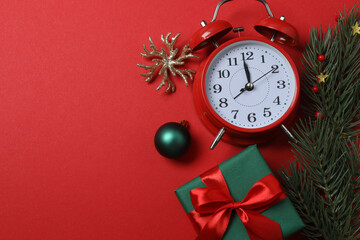 Festive scene with wrapped gifts, candies and decorations, sometimes on a bright red background, conveying Christmas greetings and celebration
