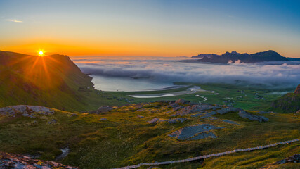 Kvalvika Beach Trail um Mitternacht - Lofoten
