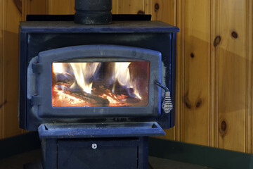 Feu dans la chemin&eacute;e du chalet pendant les f&ecirc;tes.