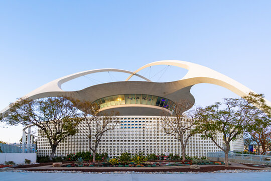 The Theme Building at LAX of 1961. Mid-century modern space-age design-style known as Googie.
