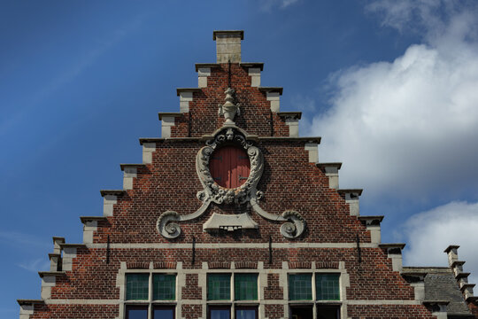 Fototapeta Ozdobna kamienica z cegły w mieście Gandawa