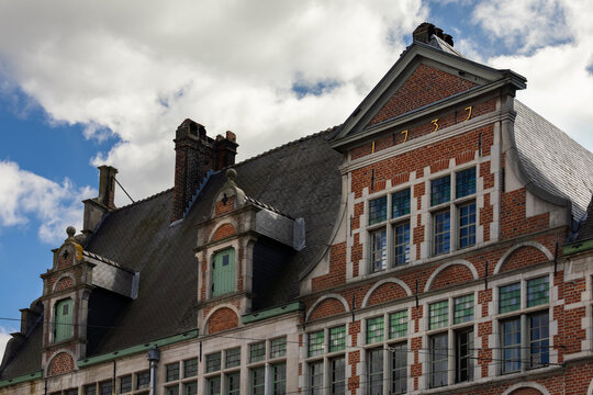 Fototapeta Ozdobna kamienica z cegły w mieście Gandawa