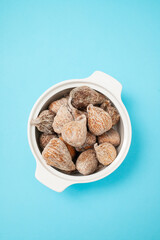 dried figs in small bowl