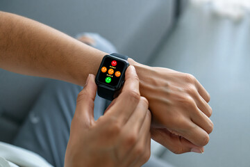 User provides instant feedback and satisfaction rating using a smartwatch app.