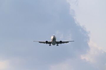 沖縄・頭上を通過する飛行機1 / Airplane Flying Overhead in Okinawa 1