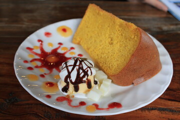 スポンジケーキと色鮮やかなデコレーション / Sponge Cake with Colorful Decoration